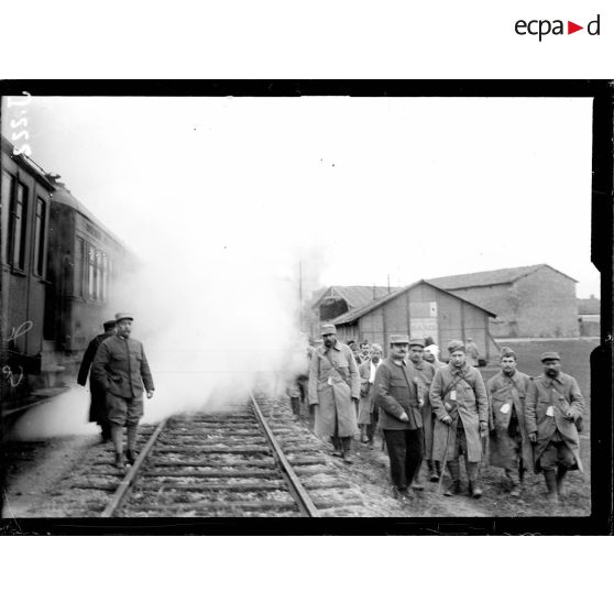 Verdun. Train sanitaire. Embarquement des évacués. [légende d'origine]