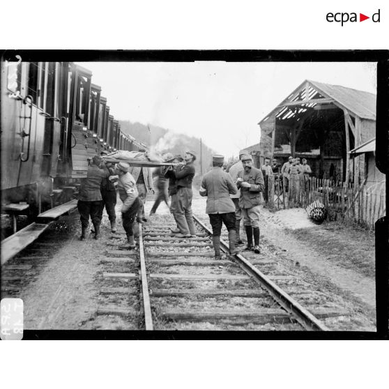 Verdun. Train sanitaire. Embarquement des évacués. [légende d'origine]