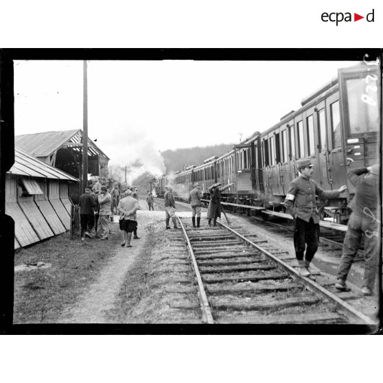 Verdun. Train sanitaire. Embarquement des évacués. [légende d'origine]