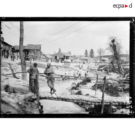 Les bords de la Tourbe et le village de Laval-sur-Tourbes. [légende d'origine]