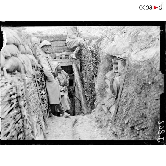 Entrée d'un tunnel creusé sous la route de Souain à la ferme de Navarin. [légende d'origine]