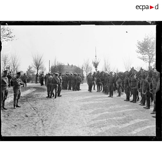 Les troupes russes au camp de Mailly. [légende d'origine]