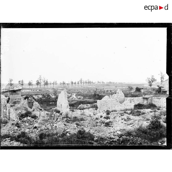 La route plantée d'arbres de Souain à la ferme de Navarin. Vue prise de l'église de Souain. [légende d'origine]