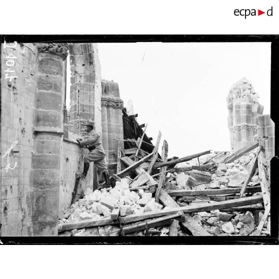 Eglise de Souain. Ruines à l'intérieur de l'église. [légende d'origine]