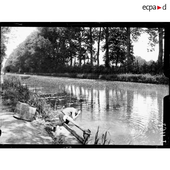 Courmelois (Marne). Sur les bords du canal de la Marne à l'Aisne. Soldat procédant à sa toilette. [légende d'origine]