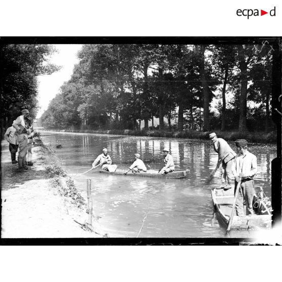 Courmelois (Marne). Cantonnement du 2e régiment d'artillerie coloniale. En barque sur le canal de la Marne à l'Aisne. [légende d'origine]