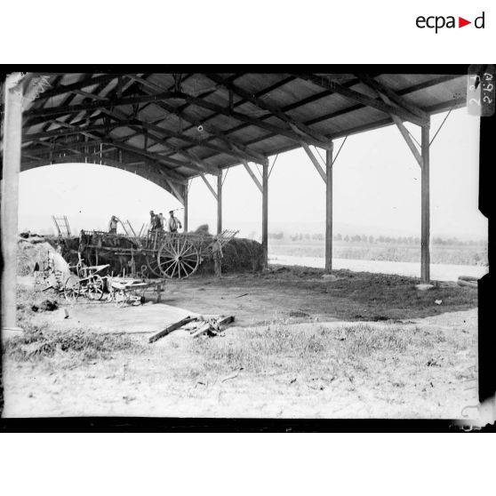 Près de Courmelois. Soldats rentrant du foin. [légende d'origine]