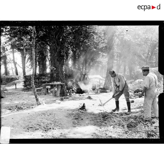 Courmelois (Marne). Cuisine sous bois. [légende d'origine]