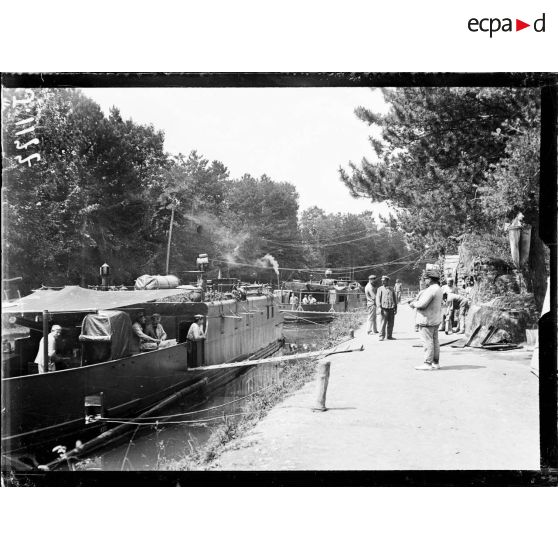 Vaudemange (Marne). Canonnières sur le canal de l'Aisne à la Marne. [légende d'origine]