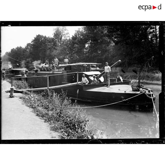 Vaudemange (Marne). Canonnières sur le canal de l'Aisne à la Marne. [légende d'origine]