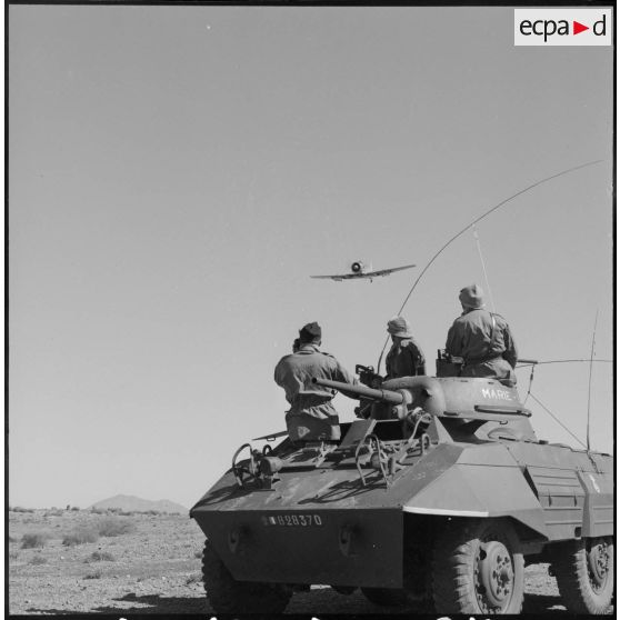 Vue de trois-quarts avant d'un blindé léger Light Armored Car M8.