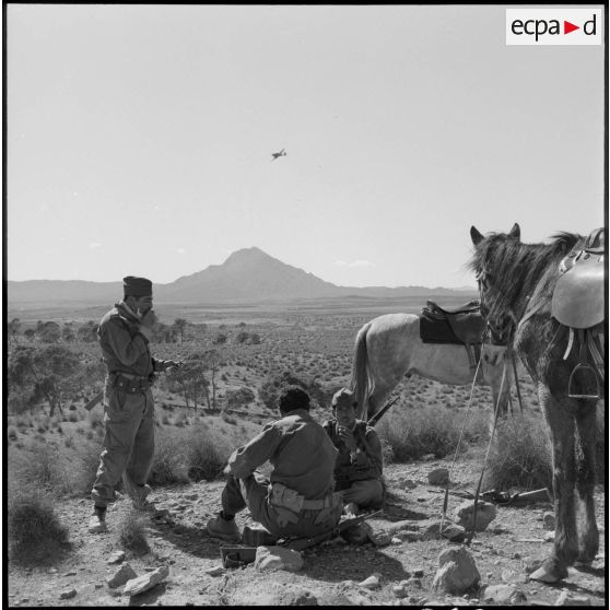 Membres d'une harka montée au repos dans le djebel Ouenza.