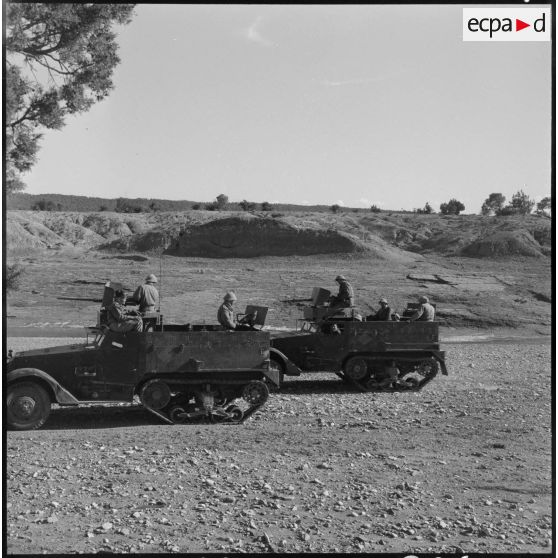 Vue de deux half-tracks M3, djebel Ouenza.