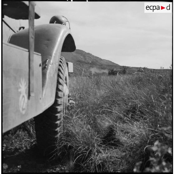 Vue de la partie avant-droite d'un half-track M3, djebel Ouenza.