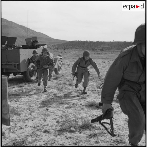 Débarquement d'un groupe de combat d'un scout-car M3 dans le djebel Ouenza.