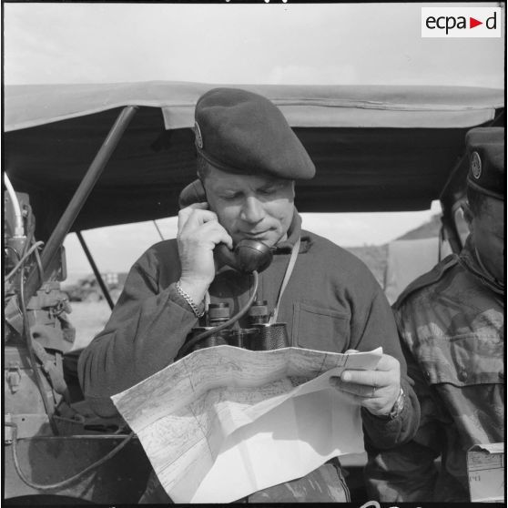 Deux cadres vraisemblablement du 35e régiment d'artillerie aéroportée (RAAP), dans le djebel Ouenza.