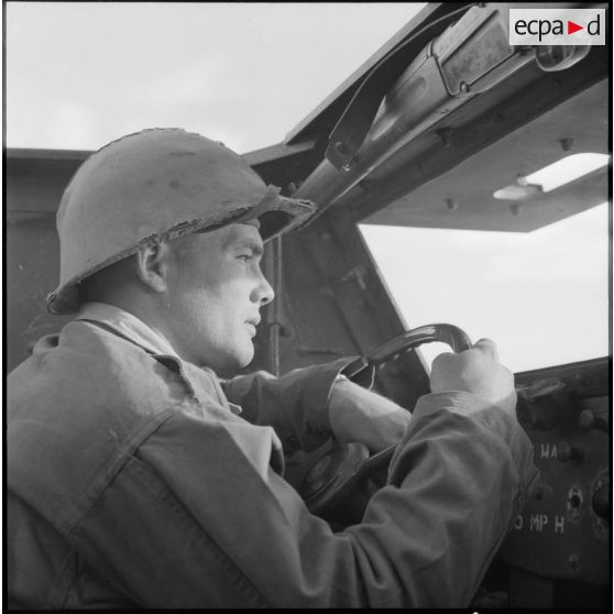 Portrait d'un conducteur de half-track dans le djebel Ouenza.