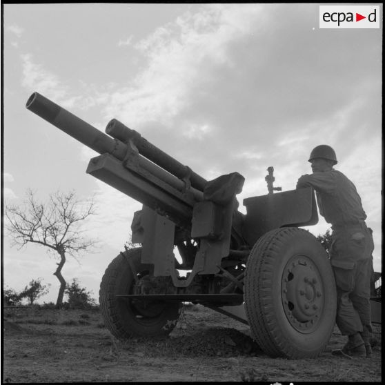 Vue d'un obusier HM2 A1 de 105 mm dans le djebel Ouenza.