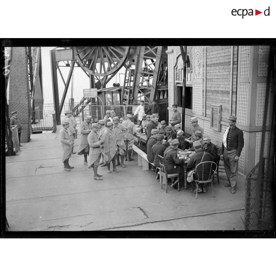 Deuxième plateforme de mitrailleur sur la Tour Eiffel. [légende d'origine]