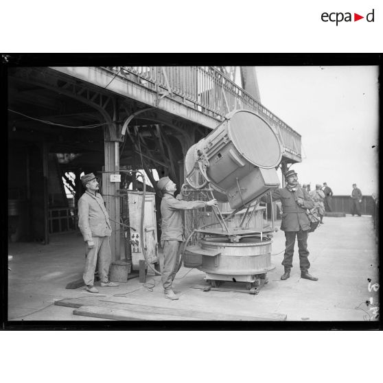 Deuxième plateforme de mitrailleur sur la Tour Eiffel. [légende d'origine]