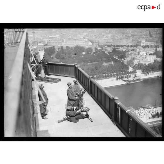 Deuxième plateforme de mitrailleur sur la Tour Eiffel. [légende d'origine]