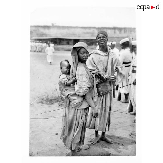 Rabat, Maroc, une femme et son enfant avec un mendiant aveugle. [légende d'origine]