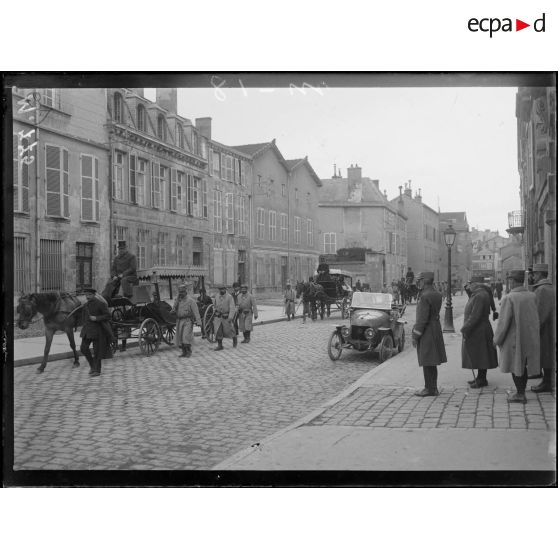 Châlons-sur-Marne. Enterrement de soldats français tués lors de l'offensive du 25 septembre 1915. Le général de Castelnau salue le cortège. [légende d'origine]