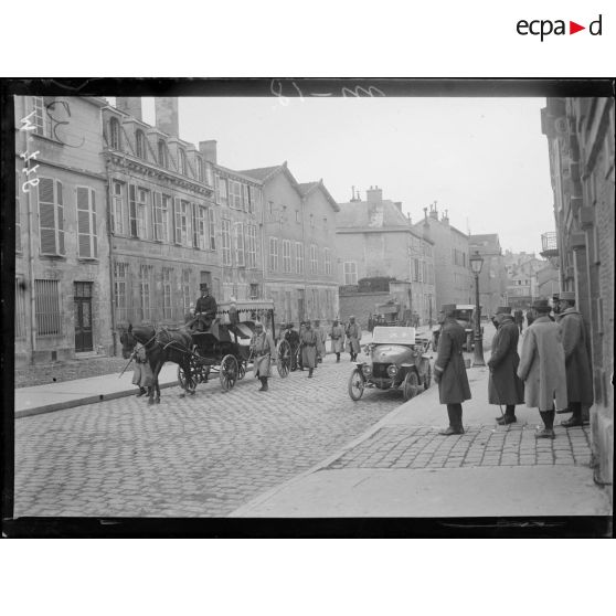 Châlons-sur-Marne. Enterrement de soldats français tués lors de l'offensive du 25 septembre 1915. Le général de Castelnau salue le cortège. [légende d'origine]