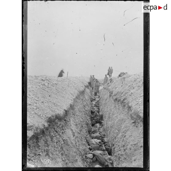 Cadavres allemands à l'ouvrage de Wagram, au nord-est de Souain (23 Allemands au coude à coude). [légende d'origine]