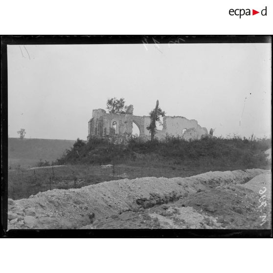 L'église de Mesnil dans la Marne. [légende d'origine]