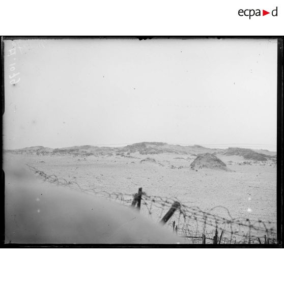 Nieuport les Bains, la Grand Dune sur le bord de mer et les premières lignes allemandes. [légende d'origine]