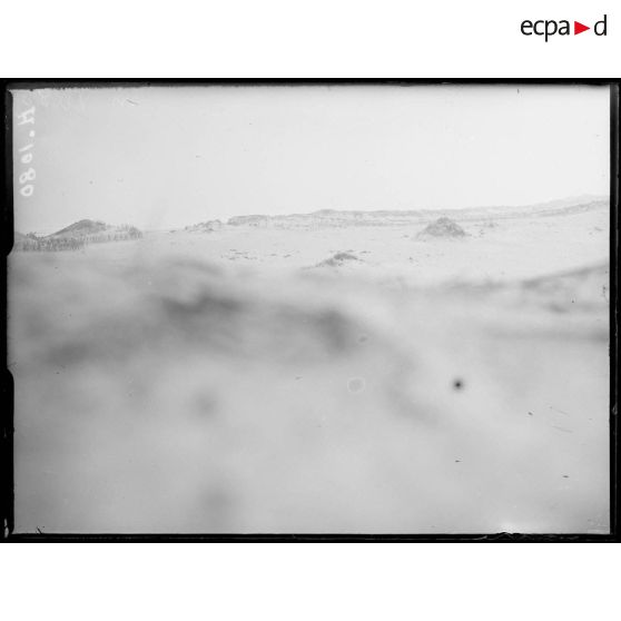 Nieuport les Bains, la Grand Dune sur le bord de mer et les premières lignes allemandes. [légende d'origine]