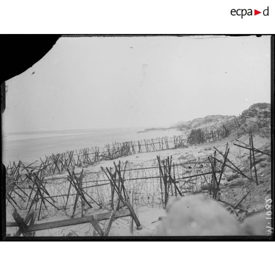 Nieuport les Bains, la Grand Dune sur le bord de mer et les premières lignes allemandes. [légende d'origine]