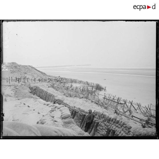 Nieuport les Bains, la Grand Dune sur le bord de mer et les premières lignes allemandes. [légende d'origine]