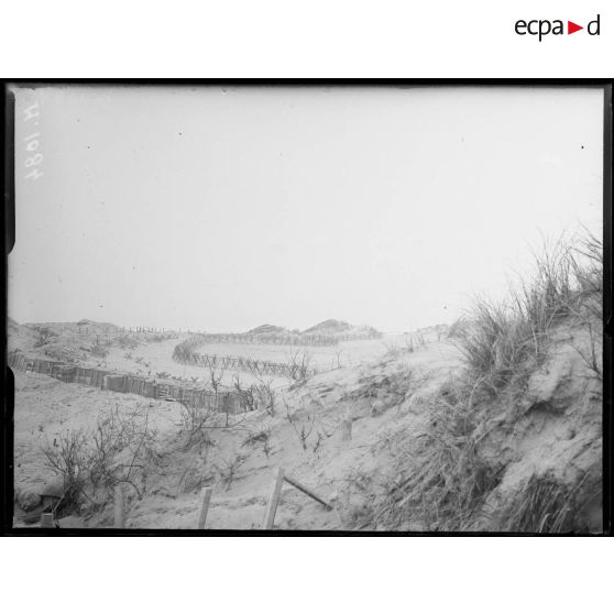 Nieuport les Bains, la Grand Dune sur le bord de mer et les premières lignes allemandes. [légende d'origine]