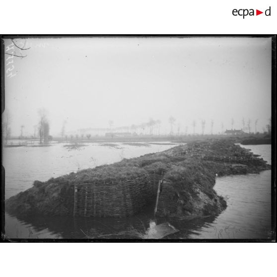 Anciennes positions inondées dans le secteur de Furnes, près du canal de l'Ypres. [légende d'origine]