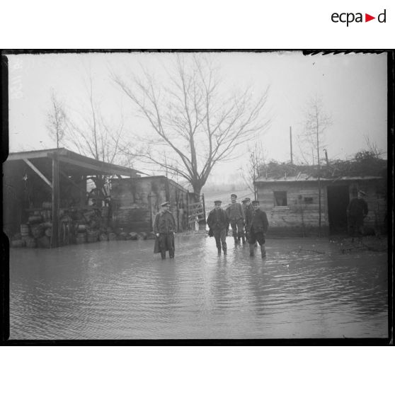 Près de Westvleteren (Belgique). Soldats belges circulant dans le cantonnement inondé, chaussés de bottes en caoutchouc. [légende d'origine]