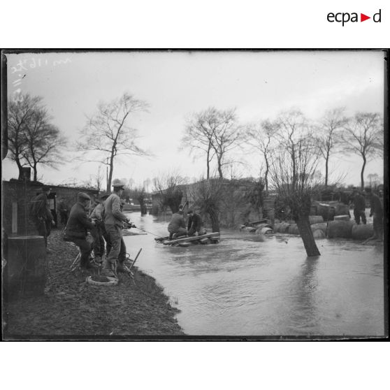 Près de Westvleteren. Radeau sur le pays inondé. [légende d'origine]