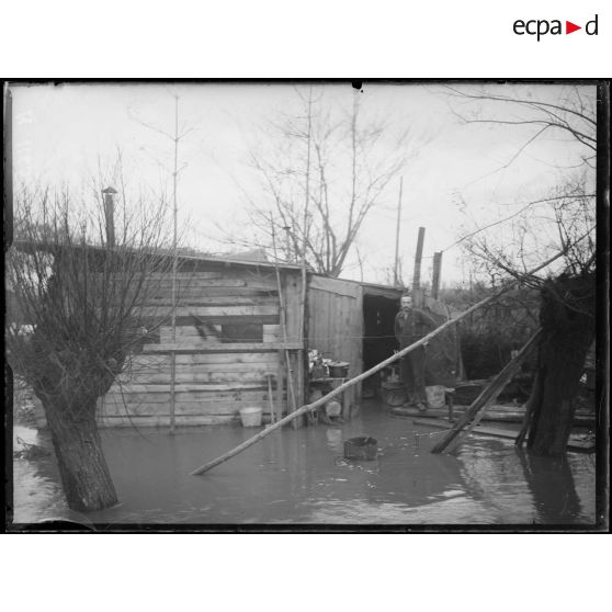 Entre Westvleteren et Oostvleteren. Cantonnement belge inondé. [légende d'origine]