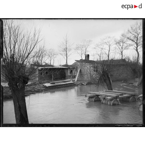 Entre Westvleteren et Oostvleteren. Cantonnement belge inondé. [légende d'origine]