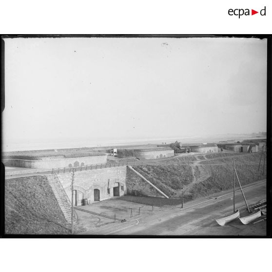 Panorama des batteries d'artillerie côtières dans le port de Dunkerque. [légende d'origine]