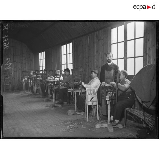 Paris. Annexe de l'hôpital des Quinze-Vingt rue de Reuilly. Atelier de rempaillage. [légende d'origine]