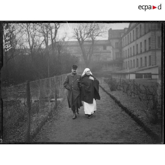 Paris. Annexe de l’hôpital des Quinze-Vingt rue de Reuilly. Infirmière et soldat aveugle. [légende d'origine]