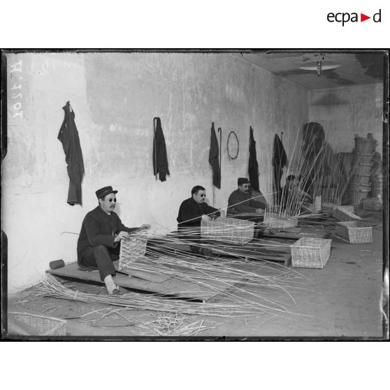 Paris. Annexe de l’hôpital des Quinze-Vingt rue de Reuilly. Atelier de vannerie. [légende d'origine]