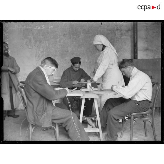 Paris. Annexe de l’hôpital des Quinze-Vingt rue de Reuilly. Salle de cannage. [légende d'origine]