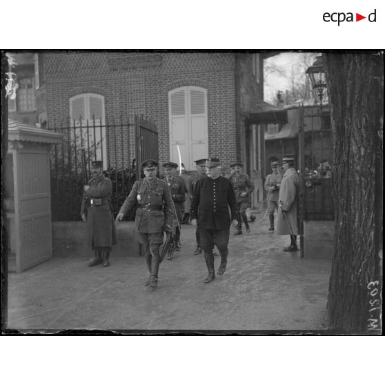 Les généraux Joffre et Haig sortent du Grand quartier général de Chantilly. [légende d'origine]