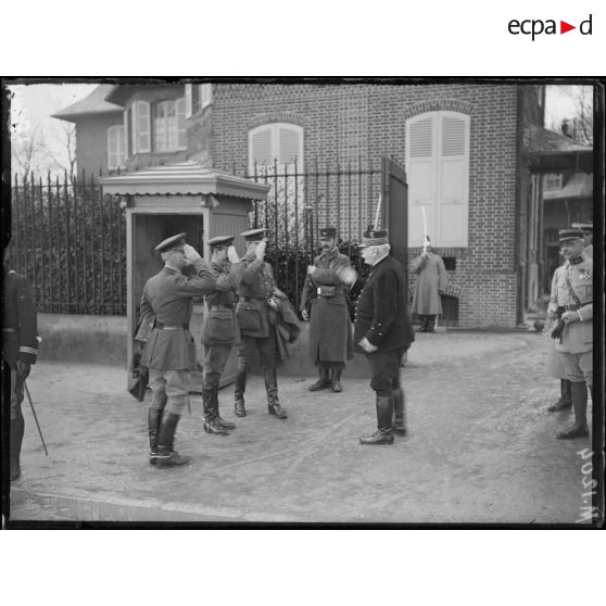 Le général Joffre salue les officiers d'état-major du général Haig. [légende d'origine]