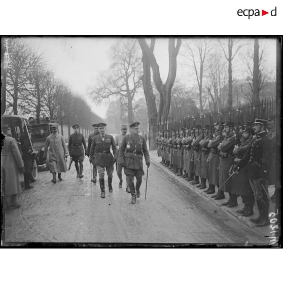 Le général Douglas Haig est accueilli à son arrivée au Grand quartier général de Chantilly. [légende d'origine]