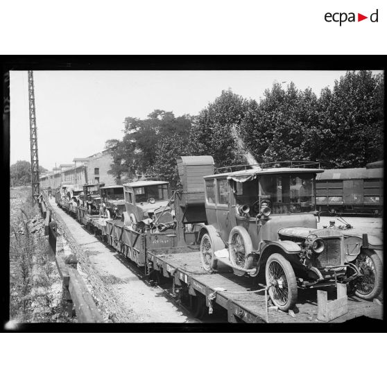 Vue d'un train d'automobiles. [légende d'origine]