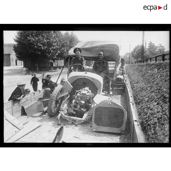 Soldats anglais convoyant un train d'automobiles en réparations. [légende d'origine]